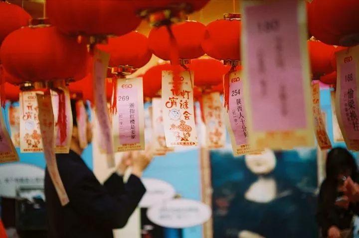 二、过年期间是各种节日活动的高潮期，在这个季节里可以看展览，猜灯谜，赏花灯，可以进行一些室外活动，还可以在家中享受美食。