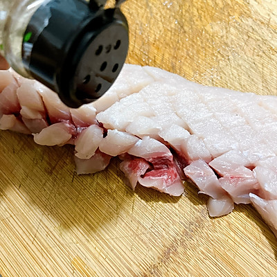 糖醋松鼠鱼怎么做好吃(糖醋松鼠鱼美食烹饪教程)