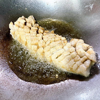 糖醋松鼠鱼怎么做好吃(糖醋松鼠鱼美食烹饪教程)