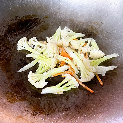 糖醋松鼠鱼怎么做好吃(糖醋松鼠鱼美食烹饪教程)