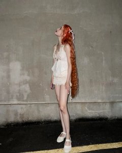 ​宣美晒美照，白皙肌肤修长双腿，破格造型展现“独特性感魅力”