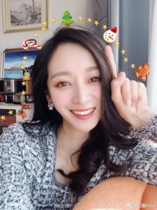 ​看王治郅的妻子，才貌双全惹人爱， 24岁就主持央视春晚