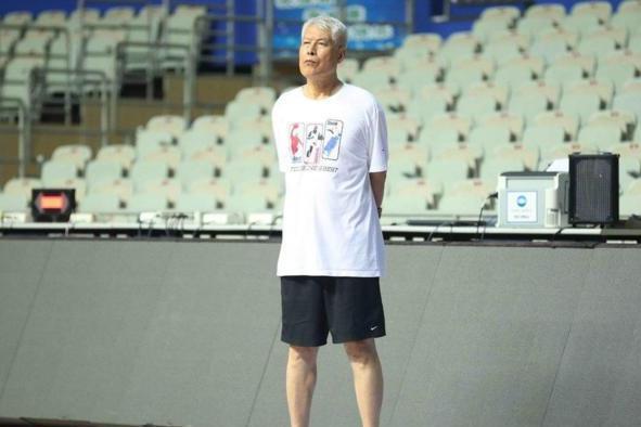 姚明之前亚洲第一中锋 曾被赞天才中锋 如今生活低调无人关注