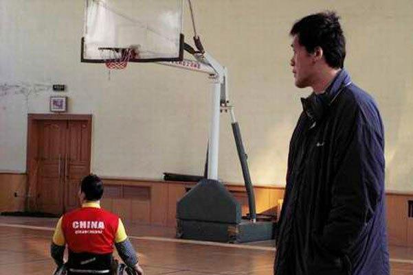 姚明之前亚洲第一中锋 曾被赞天才中锋 如今生活低调无人关注