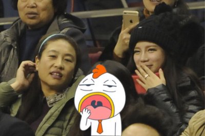 ​郭艾伦空姐女友妩媚助阵 手机为镜轻抚红唇看看也醉（图）