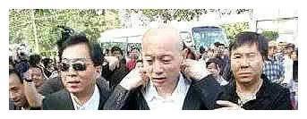 父亲葬礼半个圈内人到场,葛优冯小刚陪他扫墓,如今比父亲还厉害