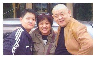 父亲葬礼半个圈内人到场,葛优冯小刚陪他扫墓,如今比父亲还厉害
