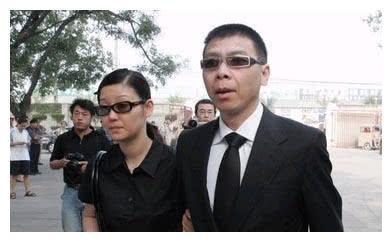父亲葬礼半个圈内人到场,葛优冯小刚陪他扫墓,如今比父亲还厉害