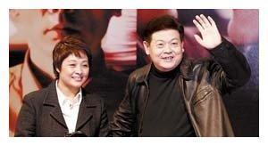 父亲葬礼半个圈内人到场,葛优冯小刚陪他扫墓,如今比父亲还厉害