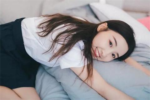 在跟一个美女聊天