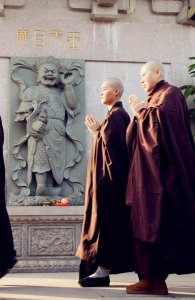 ​《僧尼共犯》：尼姑和尚在佛堂偷情，被抓了辖司还判他们回家成亲