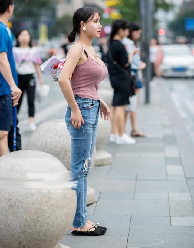 美女穿黑色吊带小背心显瘦清凉,凸显女人性感诱惑一面!