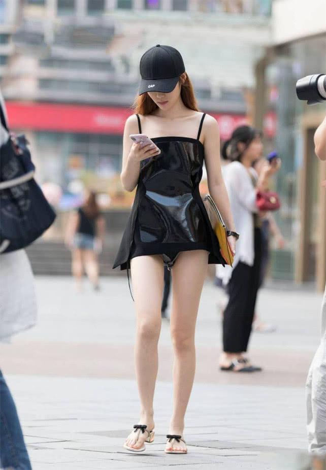 美女穿黑色吊带小背心显瘦清凉,凸显女人性感诱惑一面!