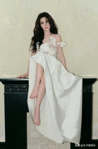 ​新疆女孩哈妮克孜光脚拍照，当初是怎样的一支舞蹈能让她一舞成名