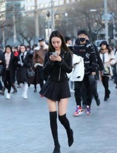 ​女生冬天穿短裙真的不冷吗
