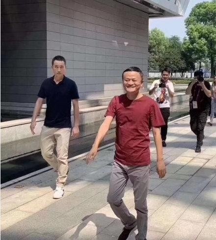 马云今天退休，回顾马云的20张照片，致敬乡村教师马老师