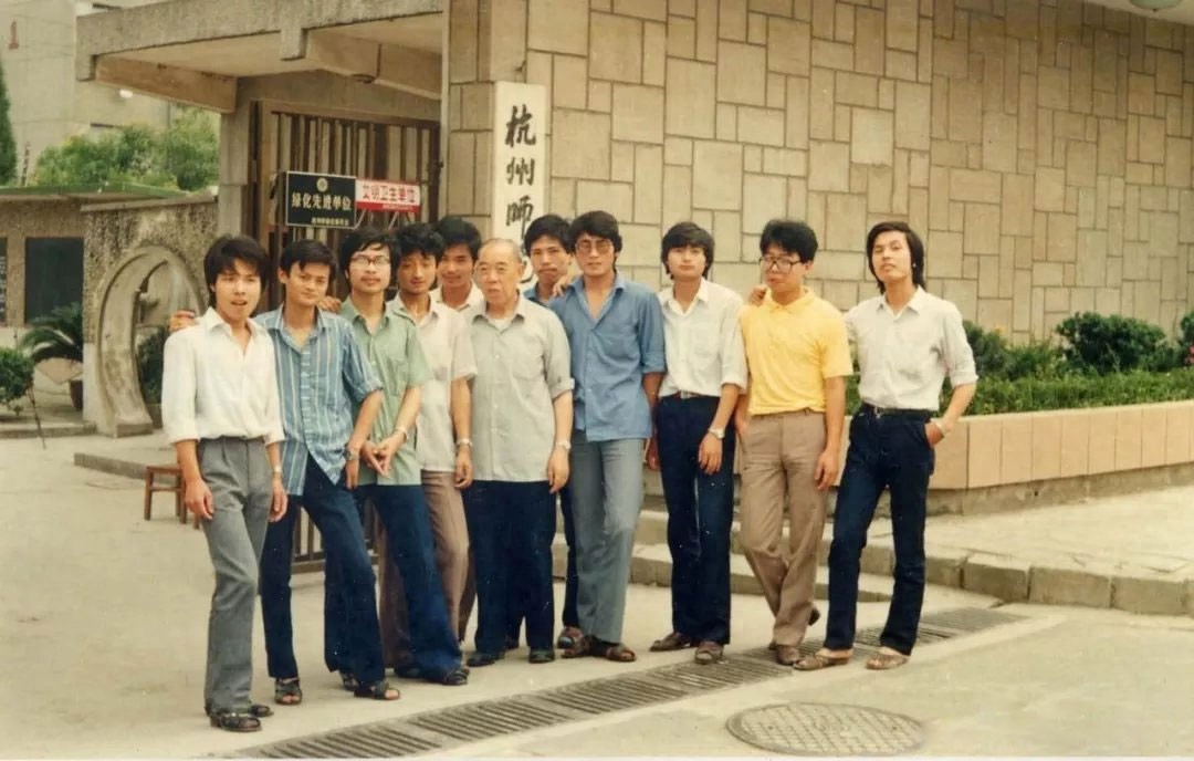 马云今天退休，回顾马云的20张照片，致敬乡村教师马老师