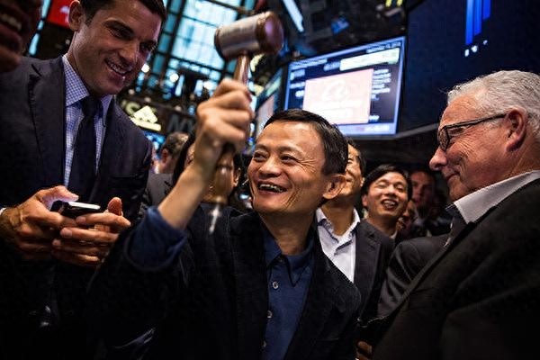 马云今天退休，回顾马云的20张照片，致敬乡村教师马老师