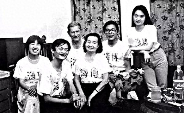 马云今天退休，回顾马云的20张照片，致敬乡村教师马老师