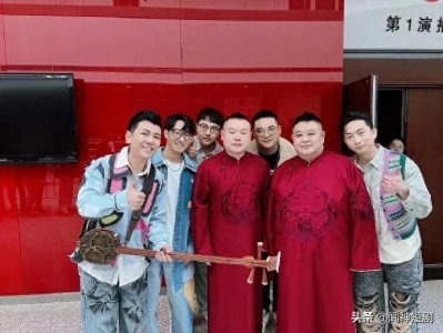 ​岳云鹏惊艳亮相相声春晚，华丽刺绣大褂引爆全场！