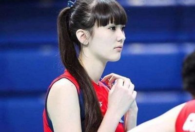 ​她是莎宾娜，曾被评为排球第一美少女，去日本4年，如今清纯不再