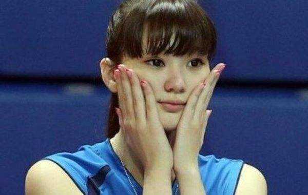 她是莎宾娜，曾被评为排球第一美少女，去日本4年，如今清纯不再