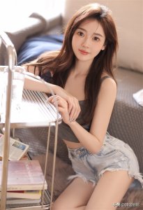 ​【美腿惊艳】紧身背心牛仔短裤美女写真