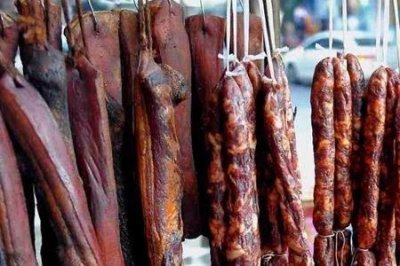​腌制香肠时为了使它呈现红色一般会加入（放红曲粉可以变成红色）