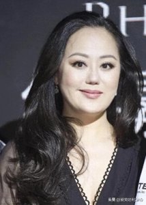 ​61岁章小蕙近照曝光，黑发浓密、皮肤白皙，网友：看起来30多岁！