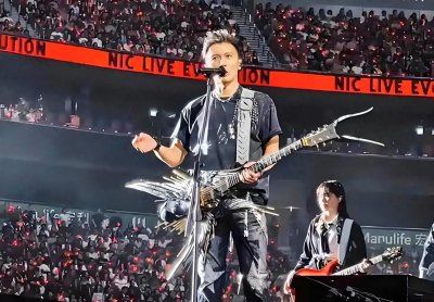 ​谢霆锋演唱会现家庭罗生门！拉姑嗨唱 后爸黑脸 半个港星助阵