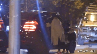 ​65岁朱时茂又双叒叕出轨了？三度被拍和美女激吻