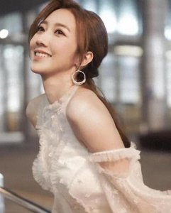 ​TVB小花何依婷官宣结婚，婚纱照幸福溢满，大赞老公踏实有安全