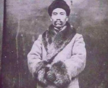 ​距今为止，他是唯一担任过海陆空三军总司令的人，中国仅此一人