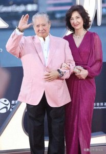 ​金像奖这一夜，杨颖给内娱敲响了“警钟”，担任颁奖嘉宾惹笑话