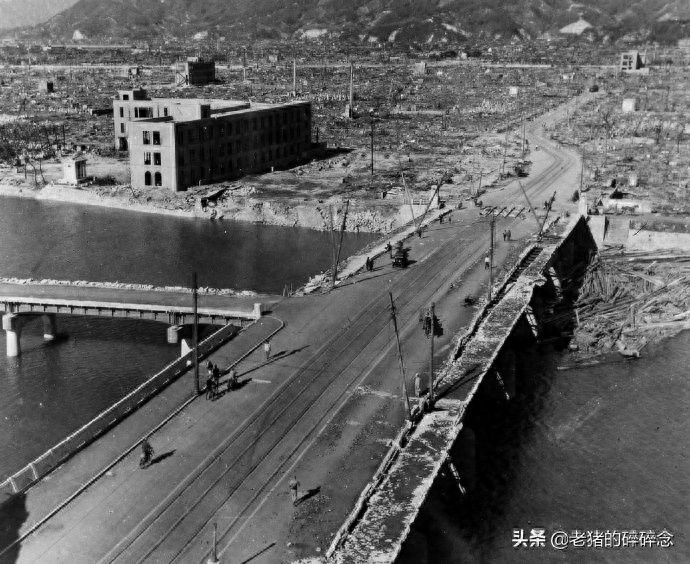 1945年被原子弹“小男孩”轰炸后的日本广岛,几乎夷为平地