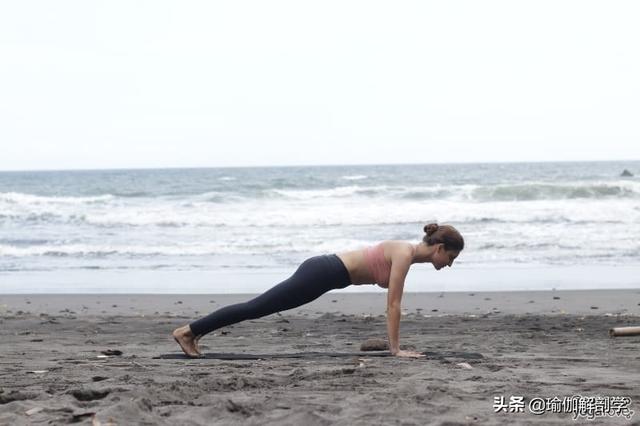 简单瑜伽减肥动作初学慢动作(14个简单的瑜伽动作每天坚持练)(5)