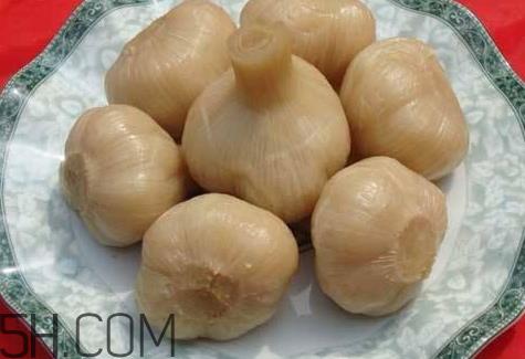 大蒜腌制时间长能吃吗 腌大蒜可以保存多久 大蒜腌制时间长能吃吗 腌大蒜可以保存多久