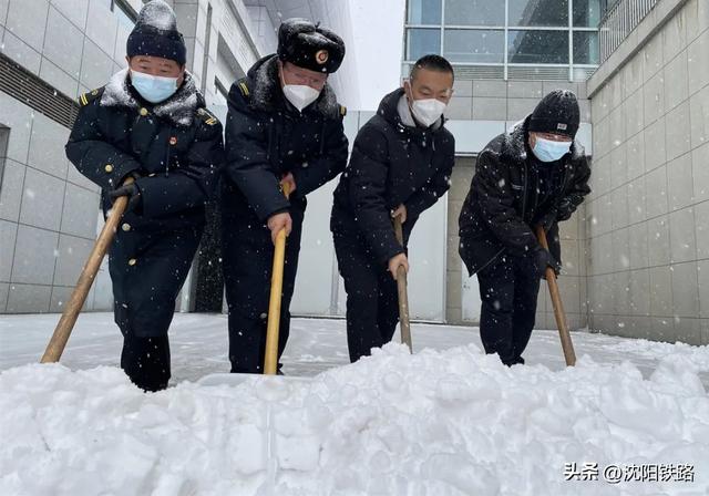今冬以来最强寒潮来袭气温创新低（沈铁人战风斗雪保畅通）(20)