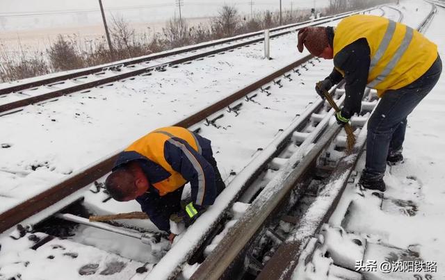 今冬以来最强寒潮来袭气温创新低（沈铁人战风斗雪保畅通）(7)