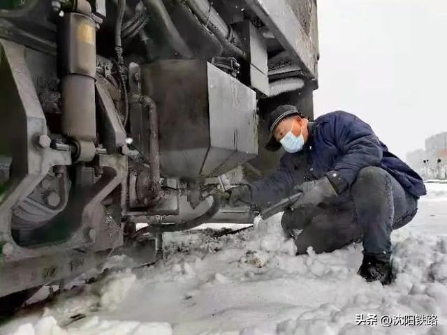 今冬以来最强寒潮来袭气温创新低（沈铁人战风斗雪保畅通）(12)