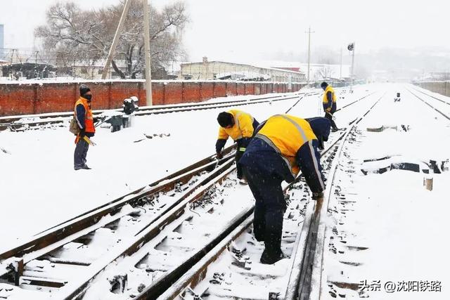 今冬以来最强寒潮来袭气温创新低（沈铁人战风斗雪保畅通）(10)
