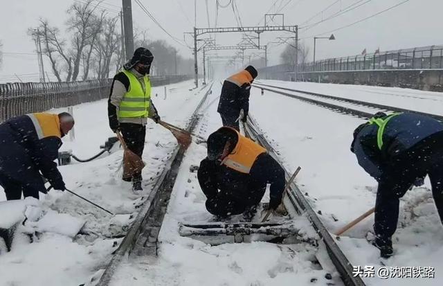今冬以来最强寒潮来袭气温创新低（沈铁人战风斗雪保畅通）(14)