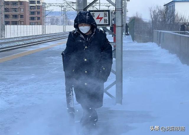 今冬以来最强寒潮来袭气温创新低（沈铁人战风斗雪保畅通）(18)