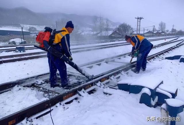 今冬以来最强寒潮来袭气温创新低（沈铁人战风斗雪保畅通）(2)