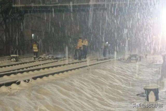 今冬以来最强寒潮来袭气温创新低（沈铁人战风斗雪保畅通）(5)