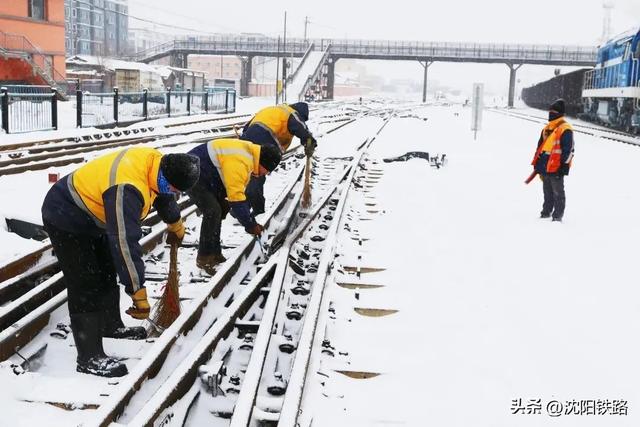 今冬以来最强寒潮来袭气温创新低（沈铁人战风斗雪保畅通）(1)