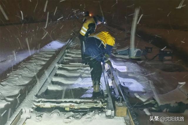 今冬以来最强寒潮来袭气温创新低（沈铁人战风斗雪保畅通）(11)