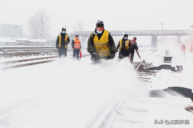 今冬以来最强寒潮来袭气温创新低（沈铁人战风斗雪保畅通）(9)