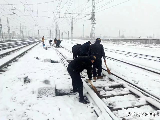 今冬以来最强寒潮来袭气温创新低（沈铁人战风斗雪保畅通）(15)