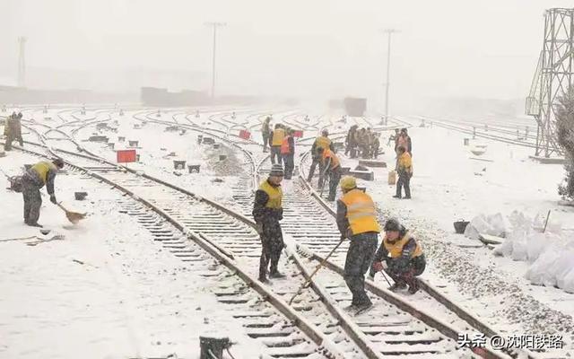 今冬以来最强寒潮来袭气温创新低（沈铁人战风斗雪保畅通）(6)
